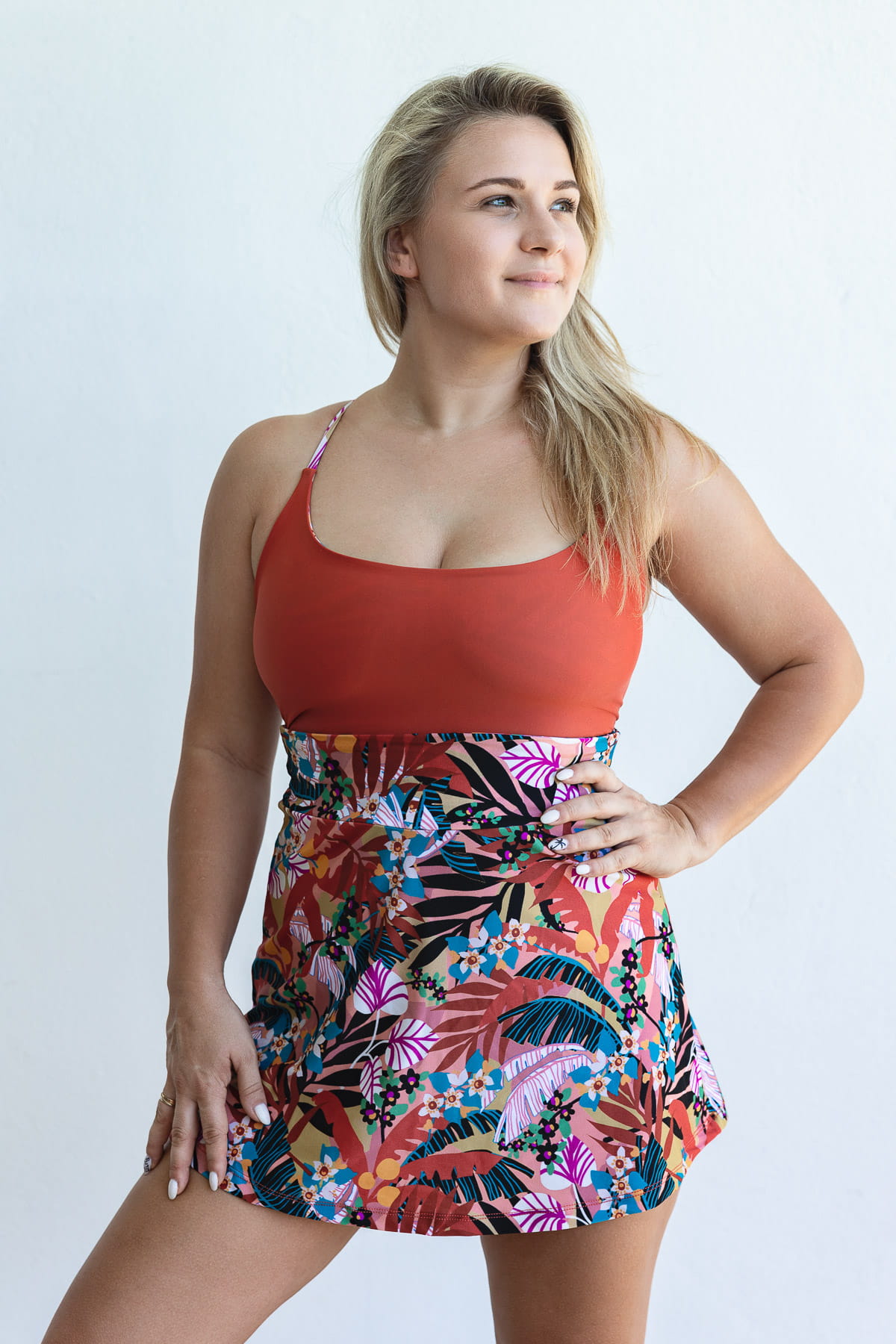 strój kąpielowy plus size jednoczesciowy i kolorową spódniczką kąpielową maskującą uda